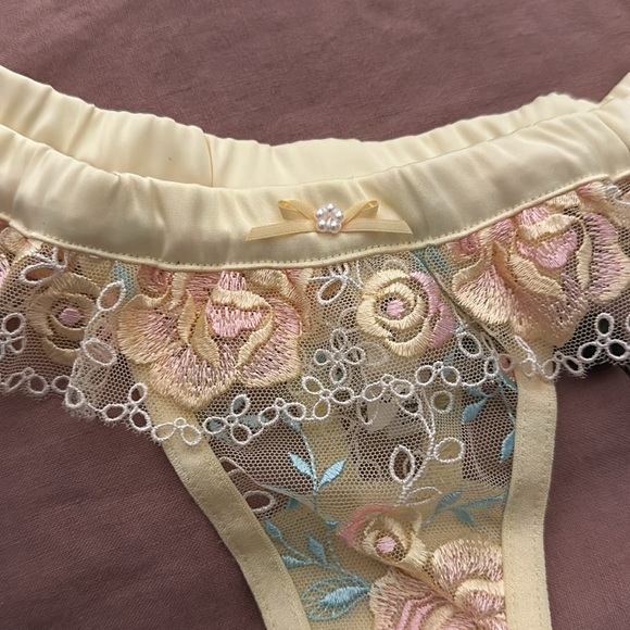 NWT For Love and Lemons Floral Embroidered Thong XXS - Picture 2 of 3